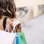 Frau mit 3 Einkaufstüten nach einer Shoppingtour