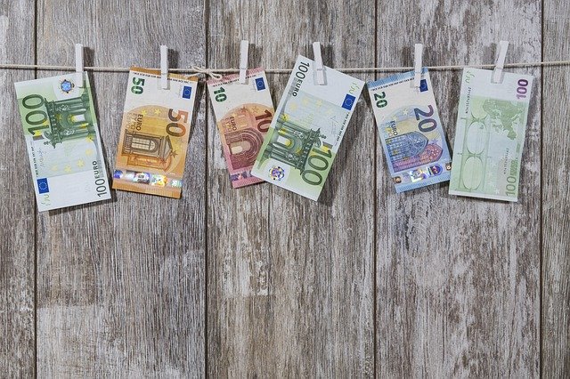 Geld hängt an Wäscheleine